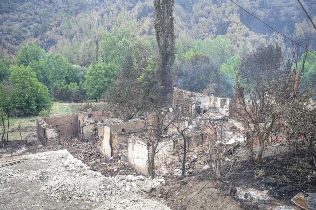 Köprücek Köyü Yangın Sonrası Yıkımıyla Mücadele Ediyor