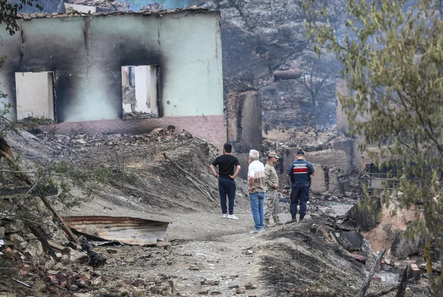 Köprücek Köyü Yangın Sonrası Yıkımıyla Mücadele Ediyor