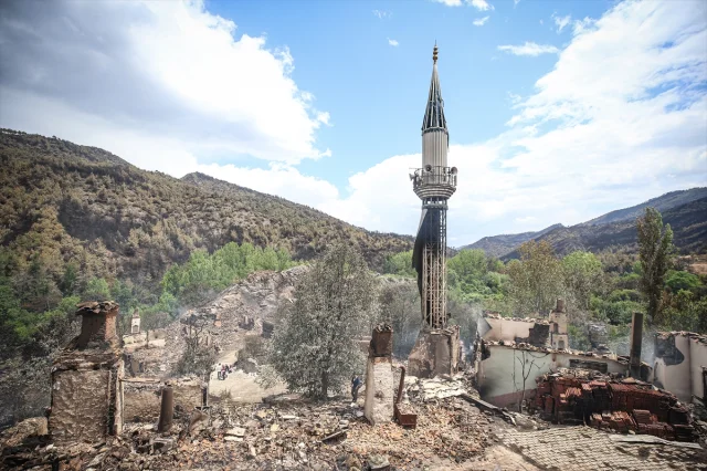 Köprücek Köyü Yangın Sonrası Yıkımıyla Mücadele Ediyor