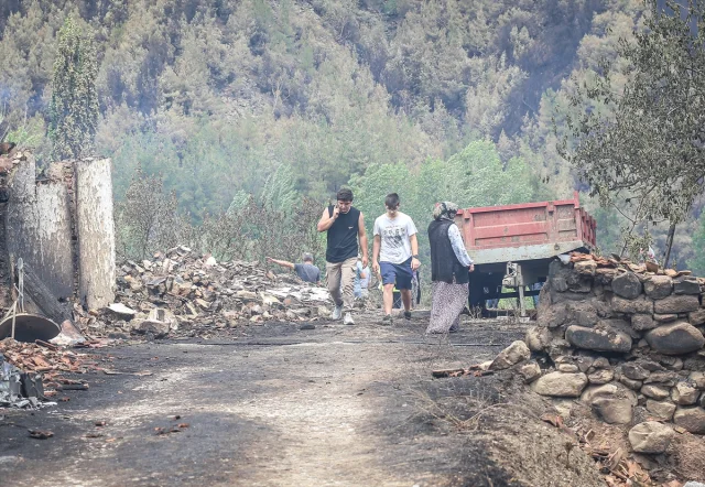 Köprücek Köyü Yangın Sonrası Yıkımıyla Mücadele Ediyor