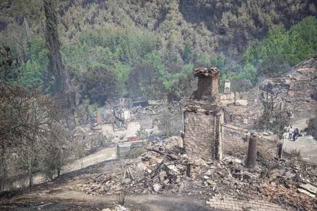 Köprücek Köyü Yangın Sonrası Yıkımıyla Mücadele Ediyor