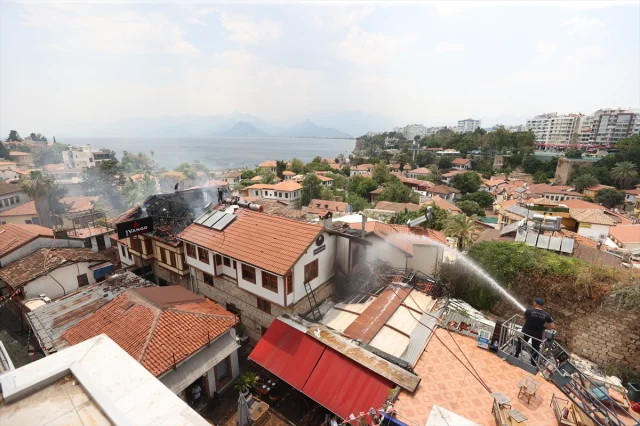 Antalya Kaleiçi'nde Tarihi Otelde Çıkan Yangın Başarıyla Söndürüldü