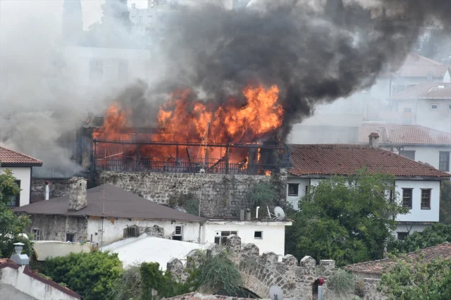 Antalya Kaleiçi'nde Tarihi Otelde Çıkan Yangın Başarıyla Söndürüldü