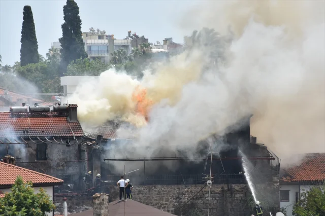Antalya Kaleiçi'nde Tarihi Otelde Çıkan Yangın Başarıyla Söndürüldü