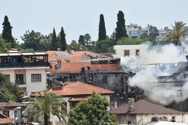 Antalya Kaleiçi'nde Tarihi Otelde Çıkan Yangın Başarıyla Söndürüldü