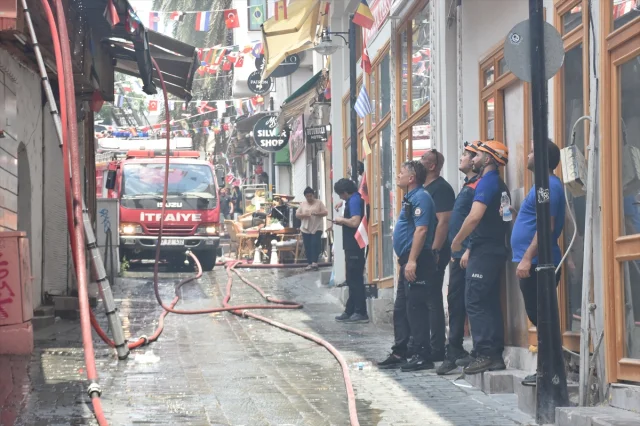 Antalya Kaleiçi'nde Tarihi Otelde Çıkan Yangın Başarıyla Söndürüldü