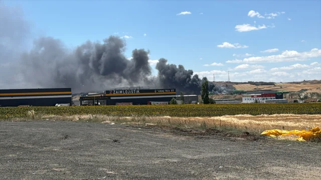 Tekirdağ'da Geri Dönüşüm Tesisindeki Yangın Kontrol Altına A...