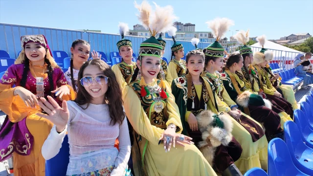 Aktau'nun Kültürel Moda Buluşması Renkli Görüntülere Sahne O...