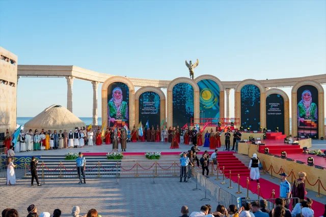 Aktau'nun Kültürel Moda Buluşması Renkli Görüntülere Sahne Oldu