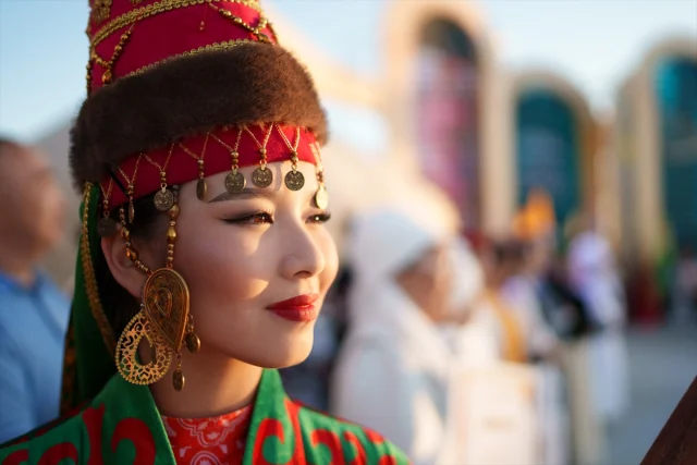 Aktau'nun Kültürel Moda Buluşması Renkli Görüntülere Sahne Oldu