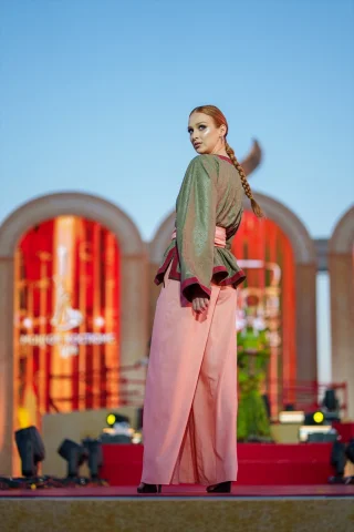 Aktau'nun Kültürel Moda Buluşması Renkli Görüntülere Sahne Oldu