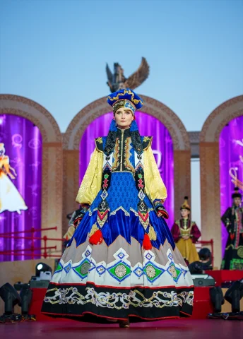 Aktau'nun Kültürel Moda Buluşması Renkli Görüntülere Sahne Oldu