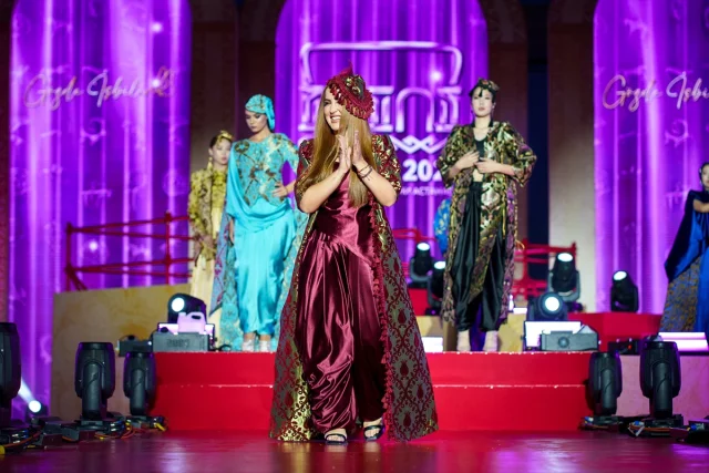 Aktau'nun Kültürel Moda Buluşması Renkli Görüntülere Sahne Oldu