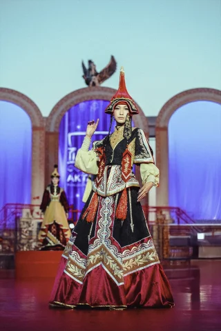 Aktau'nun Kültürel Moda Buluşması Renkli Görüntülere Sahne Oldu