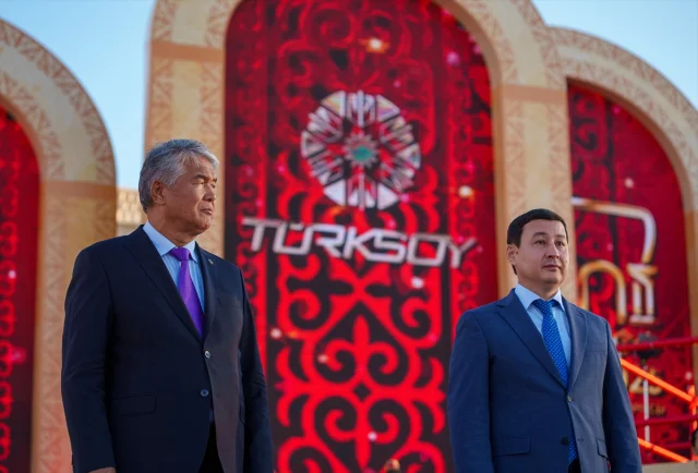 Aktau'nun Kültürel Moda Buluşması Renkli Görüntülere Sahne Oldu