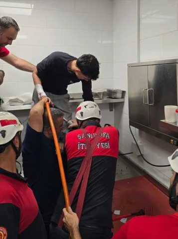 Şanlıurfa'da Kıyma Makinesine Sıkışan Çocuğun Kurtarılma Anl...