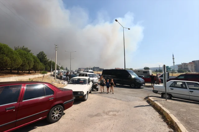 İzmir'deki Çöplük Yangını Orman ve Galerilere Sıçradı
