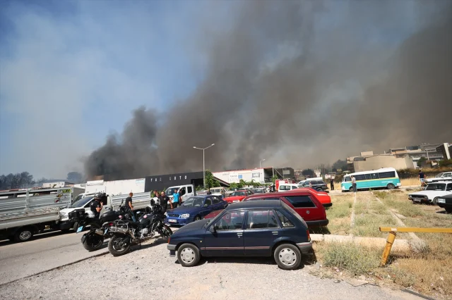 İzmir'deki Çöplük Yangını Orman ve Galerilere Sıçradı