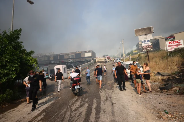 İzmir'deki Çöplük Yangını Orman ve Galerilere Sıçradı