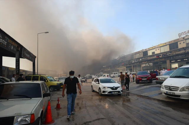 İzmir'deki Çöplük Yangını Orman ve Galerilere Sıçradı
