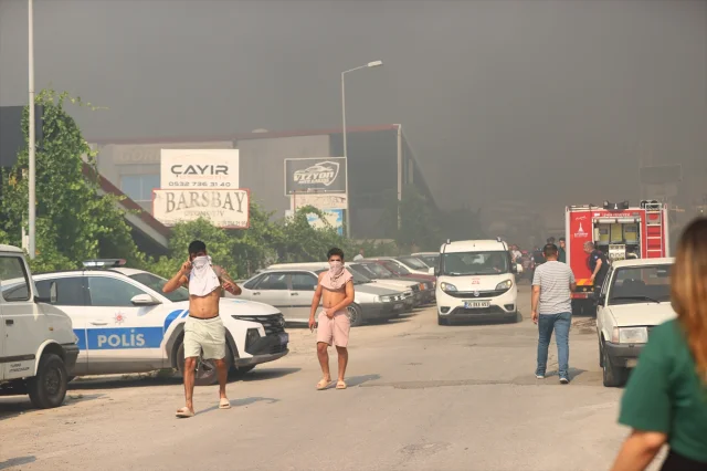 İzmir'deki Çöplük Yangını Orman ve Galerilere Sıçradı