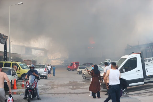 İzmir'deki Çöplük Yangını Orman ve Galerilere Sıçradı