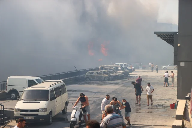 İzmir'deki Çöplük Yangını Orman ve Galerilere Sıçradı