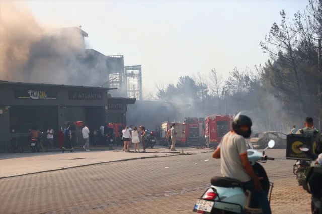 İzmir'deki Çöplük Yangını Orman ve Galerilere Sıçradı