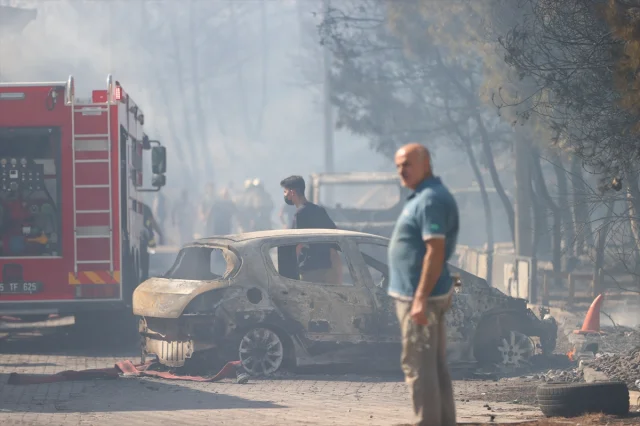 İzmir'deki Çöplük Yangını Orman ve Galerilere Sıçradı