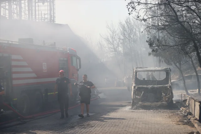 İzmir'deki Çöplük Yangını Orman ve Galerilere Sıçradı