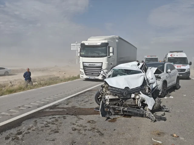Aksaray'da Fırtına Sonrası Gelen Zincirleme Kaza 11 Yaralı