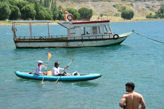 Bitlis'te Van Gölü'nde Kabotaj Bayramı Coşkusuyla Yüzme Etkinliği