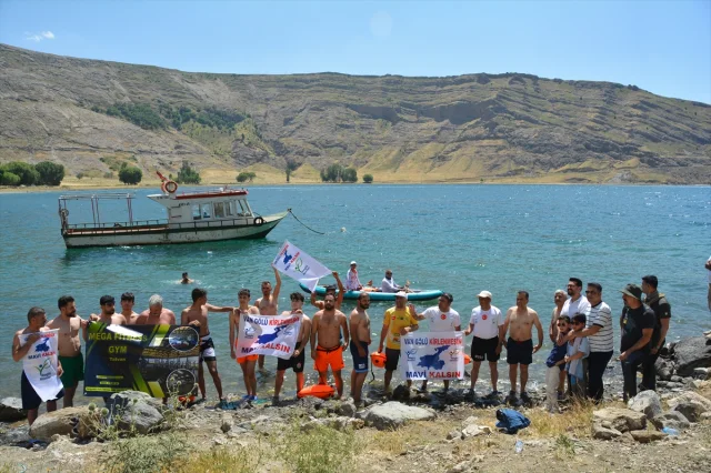 Bitlis'te Van Gölü'nde Kabotaj Bayramı Coşkusuyla Yüzme Etkinliği