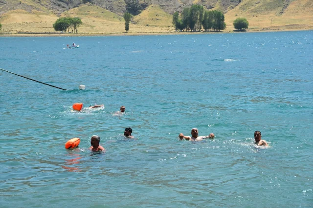 Bitlis'te Van Gölü'nde Kabotaj Bayramı Coşkusuyla Yüzme Etkinliği