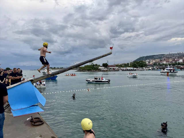 Trabzon'da Renkli Anlara Sahne Olan Yağlı Direk Yarışı