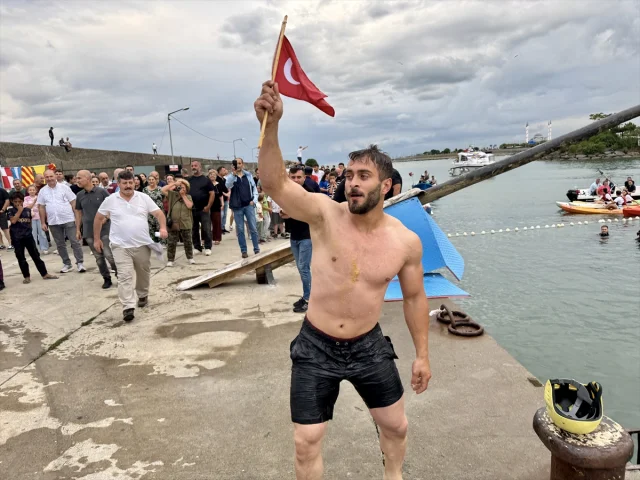 Trabzon'da Renkli Anlara Sahne Olan Yağlı Direk Yarışı