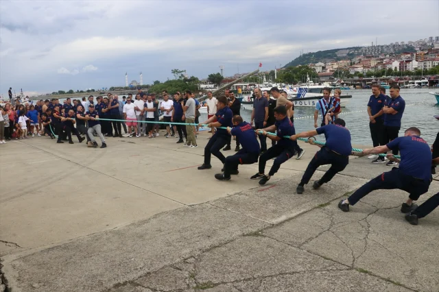Trabzon'da Renkli Anlara Sahne Olan Yağlı Direk Yarışı