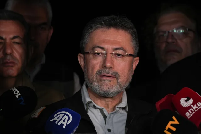 Bakan Yumaklı'nın İzmir'deki Orman Yangını Mücadelesi