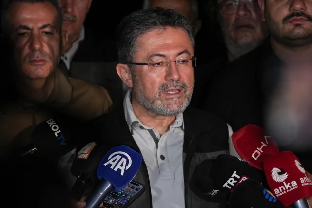 Bakan Yumaklı'nın İzmir'deki Orman Yangını Mücadelesi