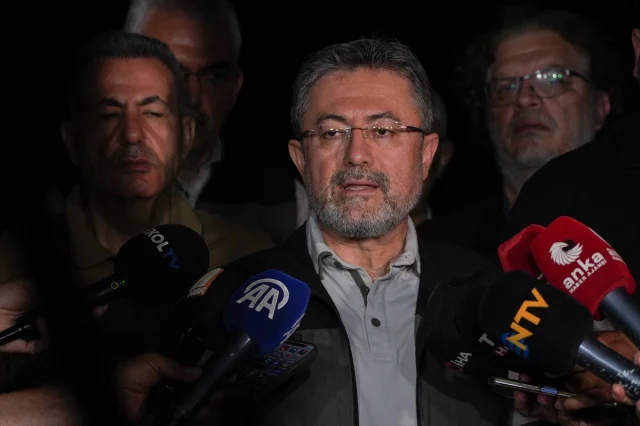Bakan Yumaklı'nın İzmir'deki Orman Yangını Mücadelesi