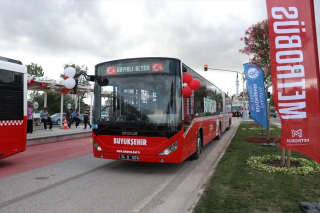 Sakarya'da İlk Metrobüs Hattı Hizmete Girdi