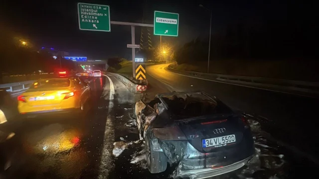 Bahçelievler'de Hareket Halindeki Araç Yandı ve Kullanılamaz...
