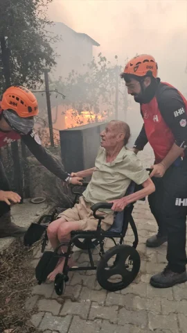 Seferihisar'da İHH Destanı: Engelli Vatandaş Yangından Kurtarıldı