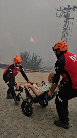 Seferihisar'da İHH Destanı: Engelli Vatandaş Yangından Kurtarıldı