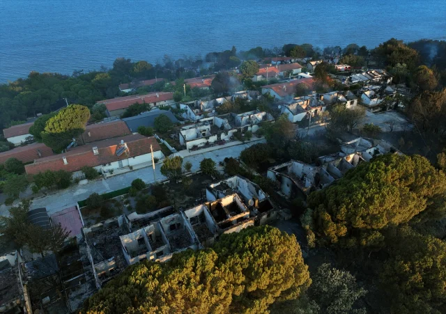 Seferihisar'da Orman Yangını Evlerde Büyük Hasara Yol Açtı