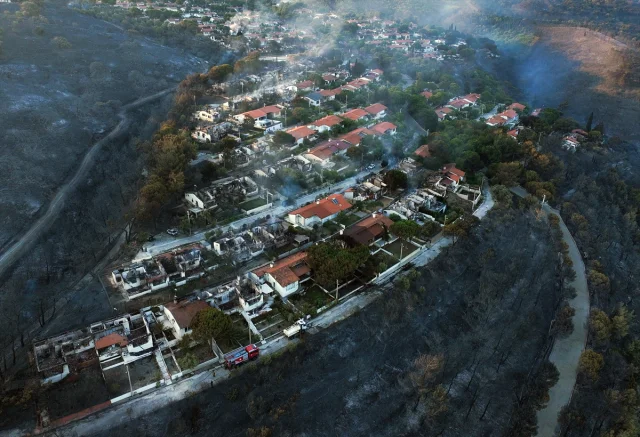 Seferihisar'da Orman Yangını Evlerde Büyük Hasara Yol Açtı