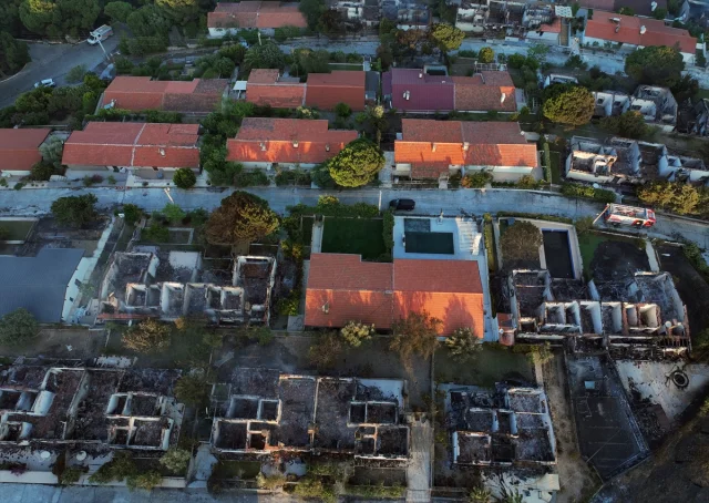 Seferihisar'da Orman Yangını Evlerde Büyük Hasara Yol Açtı