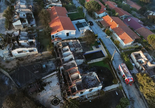 Seferihisar'da Orman Yangını Evlerde Büyük Hasara Yol Açtı