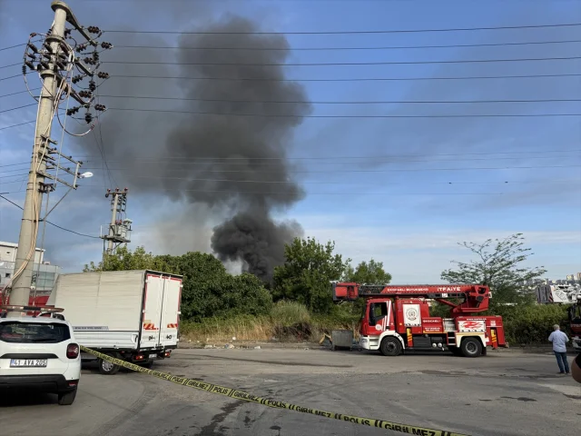 Kocaeli'de Geri Dönüşüm Tesisindeki Yangın Korku Yarattı
