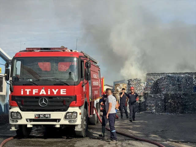 Kocaeli'de Geri Dönüşüm Tesisindeki Yangın Korku Yarattı